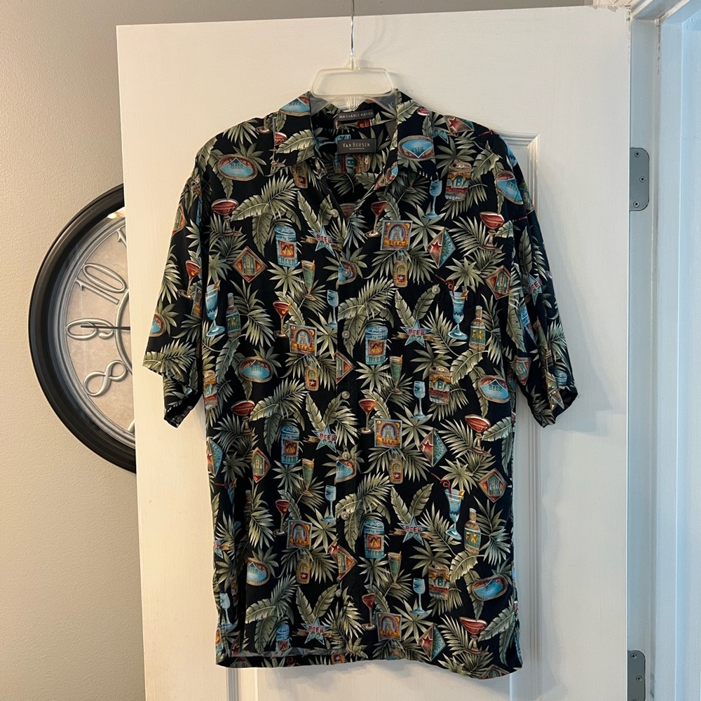 Van Heusen washable rayon Hawaiian shirt with beer/cocktail motif size M